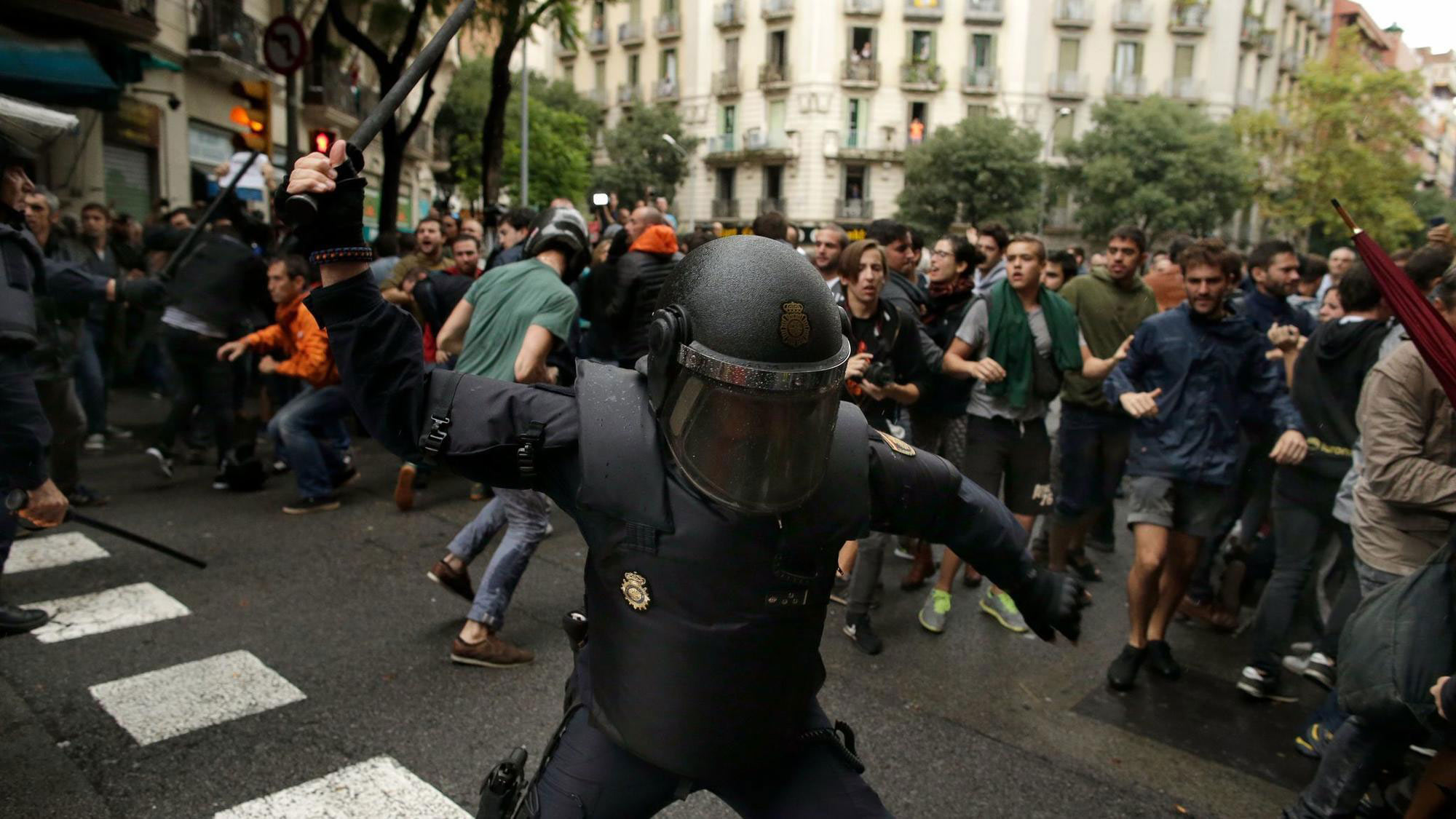 Spanish police attacking people in Catalunya.